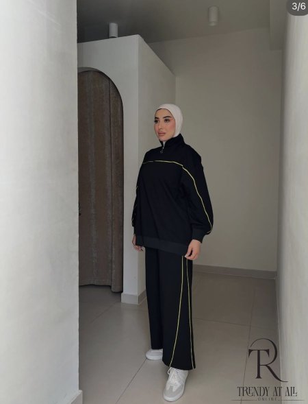 أسود مع خط أصفر